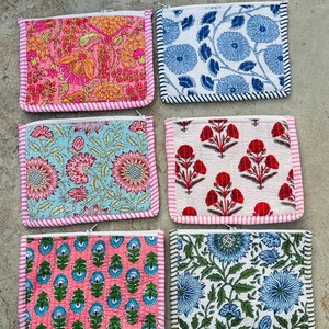 Bolso de mano tradicional de tela con asa y diseño de cuentas y estampado de loto para bodas, pooja, regalos, fiestas indias y festividades. - Product Image 1