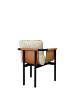 Fauteuil de salle à manger en cuir de qualité supérieure Ferly avec coussin en tissu et pieds en chêne massif noir pour hôtel