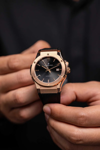 นาฬิกาข้อมือผู้ชาย Alexander Ferros รุ่น 2242R-01 ระบบอัตโนมัติ กันน้ำ ขนาด 40 มม. สายยาง ตัวเรือนสแตนเลสสตีล หน้าปัดแซฟไฟร์ พร้อมหัวเข็มขัดสแตนเลส - Product Image 4