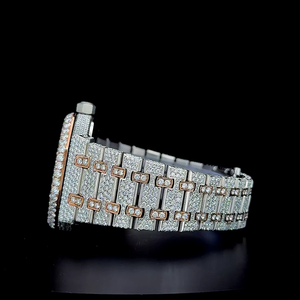 Reloj clásico bicolor en oro rosa con números con líneas interrumpidas, certificado por un probador de diamantes, completamente cubierto de diamantes con 27.5 quilates de moissanita VVS incrustada. - Product Image 6