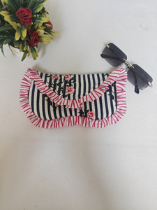 Étui à lunettes en coton rayé fait main avec volants roses, rectangulaire, doux et élégant pour femmes, Shree Balajee Garments - Product Image 3