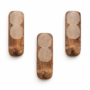 Cintres en bois de luxe pour hôtel, logo personnalisé, style européen, finition laquée haut de gamme, crochet chromé robuste - Product Image 2