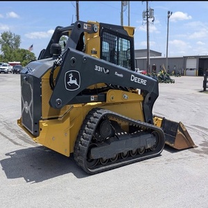 Chargeuse compacte John Deere conçue pour la robustesse, la fiabilité et la précision de maniement dans le secteur de la construction et de l'agriculture - Product Image 3