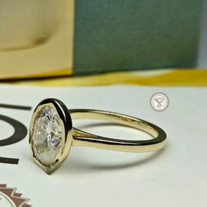 Anillo de Compromiso de Tres Piedras con Diamante Ovalado Cultivado en Laboratorio de 3 TCW en Oro de 14K, Certificado IGI, Joyería Nupcial de Lujo para Mujer - Product Image 3