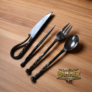 Ensemble de couverts de style médiéval forgés à la main, comprenant une cuillère, une fourchette, un couteau à dîner et un piqueur, vaisselle rustique de style Viking. - Product Image 1
