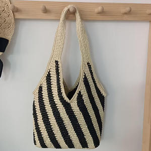 Sublimez votre look estival avec ce sac élégant en fil naturel, doté d'un design tissé à rayures noires et blanches. - Product Image 3