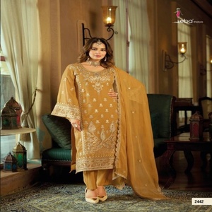 Collection Premium : Ensemble pantalon-dupatta en organza doux avec broderie dorée riche, manches droites et cloche – Exportateur indien - Product Image 1