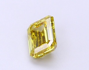 Fournisseur B2B de diamants de laboratoire CVD certifiés VS2, taille émeraude, jaune intense fantaisie, 1,06 ct, pour créations modernes, héritages et designs personnalisés. - Product Image 3