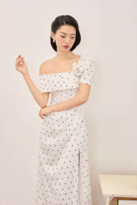 Robe pour femme KD77 Maxi SKY LIGHT, épaules dénudées, col asymétrique, tissu satiné à pois, robe à une épaule à pois - Product Image 2