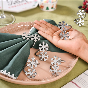Ronds de serviette flocon de neige argentés en métal – Décoration de table de Noël élégante – Supports de serviettes pour fêtes et dîners hivernaux - Product Image 4