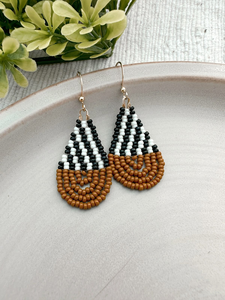 Pendientes de Bisutería con Cuentas Bordadas en Color Rosa Intenso, Regalos para Mujer de Blossom Craft India - Product Image 5