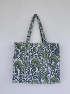 Bolso Tote de Algodón Acolchado con Diseño Floral Verde Boho, 17x14 Pulgadas, Hecho a Mano, con Correa para Hombro, Bolsillo Interior, Lavable y Reutilizable - Product Image 1