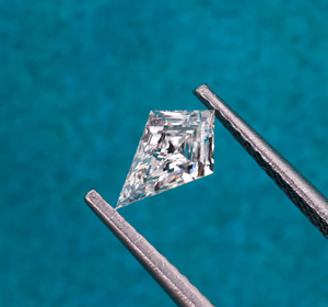 Exclusiva Creación Sparkledge, Diamante Cultivado en Laboratorio con Corte Kite Certificado por IGI, EF VVS VS, Piedra Suelta de Forma Elegante para Colgante o Broche - Product Image 4