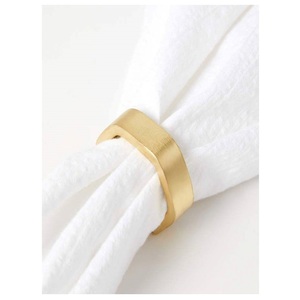 Anneau de serviette carré en aluminium doré texturé moderne, accessoire de table écologique et unique pour mariage, fête, dîner de luxe - Product Image 4