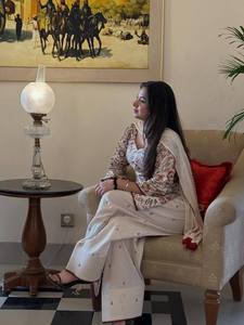 Ensemble de vêtements indiens et pakistanais à imprimé floral, haut long brodé, pantalon large, châle, tenue pour les festivals - Product Image 3