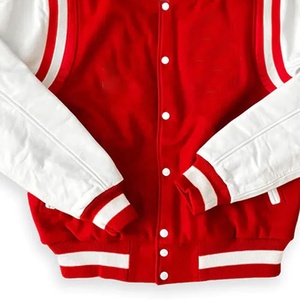 Chaqueta universitaria de cuero personalizada al por mayor, con bloques de color rojo y blanco, cierre de cremallera, cuello alto, estilo patchwork, ropa de calle, invierno - Product Image 3