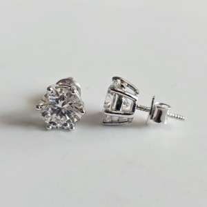 Boucles d'oreilles solitaires de luxe en platine 950 avec diamant de laboratoire VVS de 1 carat couleur E, sertissage couronne, certifiées IGI - Product Image 4