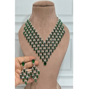 Conjunto de collar y aretes de circonita plateada de primera calidad, elegante y moderno, para compromiso, boda, fiesta, colección. - Product Image 1