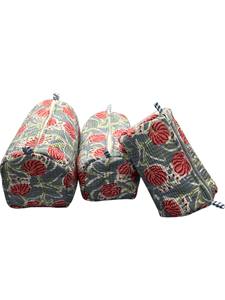 Bolsa de Cosméticos de Algodón Floral Gris Hecha a Mano |   Bolsa de Maquillaje Acolchada con Forro Impermeable y Cierre |   Neceser de Viaje Artesanal - Product Image 5