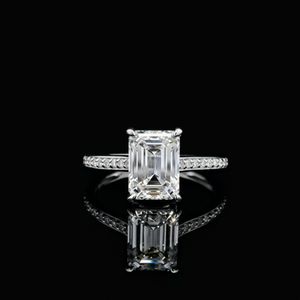 Bague de fiançailles et de mariage de luxe en or blanc 14 carats avec diamant synthétique de laboratoire taille émeraude de 2,0 carats et halo de diamants pour femme - Product Image 2