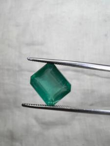 Pierre précieuse en vrac de 4,83 ct, véritable beryle vert d'origine Zambienne, taille octogonale à facettes, vente en gros - Product Image 3