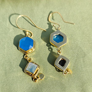 Boucles d'oreilles pendantes hexagonales à deux niveaux en calcédoine multi-pierres avec coquille d'ormeau, serties de colliers plaqués or, style mode - Product Image 4