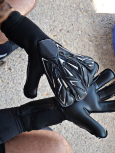 ถุงมือผู้รักษาประตูเด็กแบบปรับได้ ถุงมือโกลเด็กแบบกำหนดเองได้ ทนทาน ระบายอากาศได้ดี ทำจากยางลาเท็กซ์ สำหรับกีฬากลางแจ้ง - Product Image 4