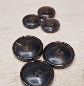 Bouton de corne de buffle de conception de luxe de haute qualité hommes et femmes chemises et t-shirts utilisent le bouton de corne personnalisé de vente de trou d'usine - Product Image 6