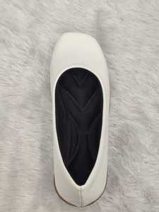 Escarpins blancs élégants à talon carré pour femme, à bout pointu, à enfiler, pour tenue de soirée ou de bureau, vente en gros et export. - Product Image 3