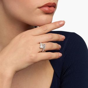 Bague en or blanc avec diamant de laboratoire ovale et émeraude croisées - Product Image 4