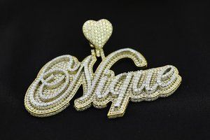 Colgante de Letra Nique Chapado en Oro de 18K con Moissanita de Corte Brillante Redondo y Microincrustaciones, Amuleto de Lujo Temático, Unisex para Uso Diario - Product Image 6