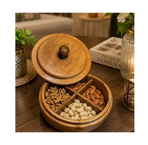 Caja de madera de diseño tradicional para servir frutos secos con compartimentos divididos para fiestas, con un diseño minimalista. - Product Image 3