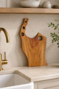 Planche à découper artisanale en bois rustique, forme rectangulaire, antidérapante, bord naturel, pour cuisine - Product Image 4