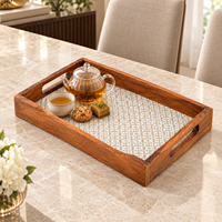 Plateau en bois décoratif émaillé avec poignées découpées à motifs, rectangulaire, pour la décoration de table à manger |   Assiette de service multifonctionnelle stylée