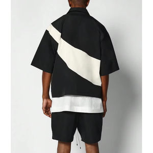 Ensemble survêtement personnalisé avec logo, veste légère en polyester à blocs de couleur brodés et short, ensemble coupe-vent en nylon élastique - Product Image 2