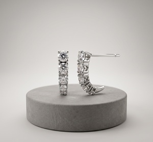 Boucles d'oreilles créoles J en or plaqué 18K 14K avec diamants ronds brillants gradués, sertis à griffes partagées, pour mariée, mariage, ou déclaration de style pour femme - Product Image 1
