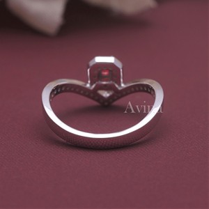 Bague en or 18 carats avec diamant rose fantaisie certifié IGI, de forme en V, sertie d'un halo de diamants taille émeraude - Product Image 4