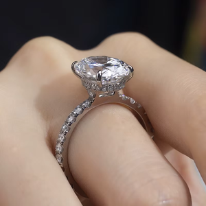 Anillo de compromiso solitario con diamante ovalado cultivado en laboratorio de 5.3 ct, certificado IGI, oro blanco de 18k, engaste pavé con halo oculto - Product Image 3