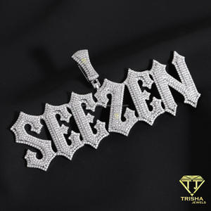 Colgante Personalizado SEEZEN con Letras Góticas y Diamantes de Moissanita al por Mayor, Joyería de Alta Gama Totalmente Brillante - Product Image 5