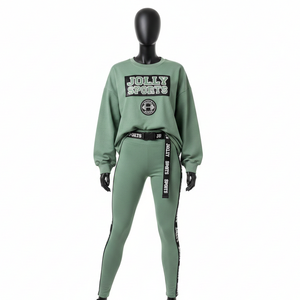 ชุดเซ็ตเสื้อยืดและเลกกิ้งผ้าฟลีซคอตตอนโพลีเอสเตอร์ 240 GSM สีเขียวเซจ พร้อมแถบข้างตัวเสื้อพิมพ์ลายโลโก้ สำหรับผู้หญิง - Product Image 6