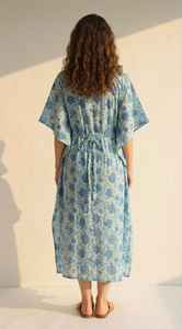 Robe kaftan en coton bleu à fleurs pour femmes, coupe décontractée, maxi pour l'été - Product Image 3