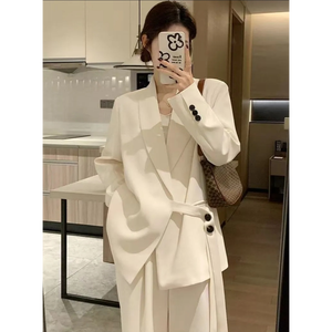 ชุดเซ็ตเสื้อเบลเซอร์โอเวอร์ไซส์ทรงเอ-ไลน์แบบไขว้และกางเกงขายาวทรงกระบอกสีครีมโบนสำหรับผู้หญิง - Product Image 1