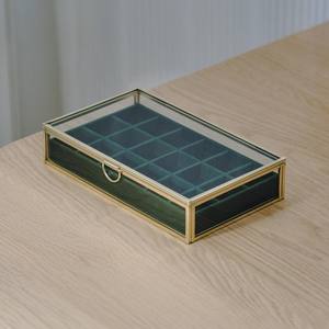 Elegante fusión de metal pulido y vidrio transparente crea una caja de joyería atemporal que complementa la decoración moderna y clásica. - Product Image 1