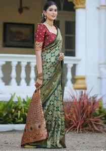 Sari de Seda Banarasi de Diseño y Calidad de Exportación para Mujer, Prenda Étnica Cómoda con Hermosos Patrones Tradicionales, Disponible para la Venta - Product Image 4