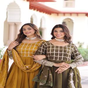 Robe en soie pour femme VASTRA COTTAGE avec broderie Zari riche en sequins, manches longues, col fantaisie et dupatta assorti - Product Image 5