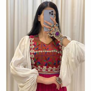 Robe courte nomade afghane authentique avec bordures perlées éclatantes, breloques traditionnelles en forme de pièces de monnaie et broderies à la main très épaisses - Product Image 2