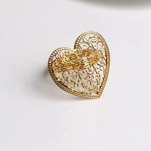 De magnifiques anneaux de serviette en métal en forme de cœur offrent une élégance discrète qui ne s'entremêle jamais à la présentation des aliments. - Product Image 4