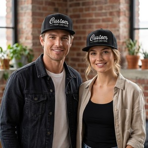 Gorra estilo snapback hiphop para exteriores con logotipo bordado personalizado, visera plana, tela de algodón impermeable, flexfit, spandex, para hombre y mujer - Product Image 6