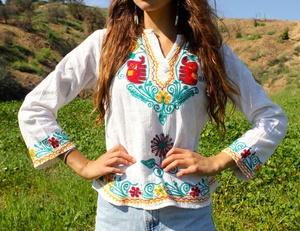 Blusa india vintage bordada estilo gitano, de algodón gasoso, con cuello en V, manga corta y estampado floral, ideal para celebraciones de verano. - Product Image 3