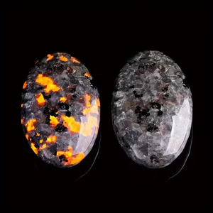 Pierre de palmier Yooperlite naturelle, roche fluorescente réactive aux UV, pierre de poche en sodalite polie pour la méditation Reiki - Product Image 4